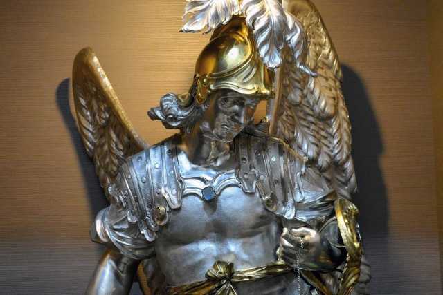 Preziose statue d'argento e portali riccamente decorati: � la trecentesca Cattedrale di Bitetto